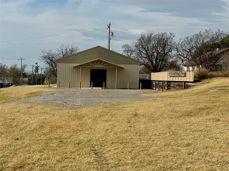 609 1st St, Cement, OK à vendre - Photo du bâtiment - Image 3 de 6