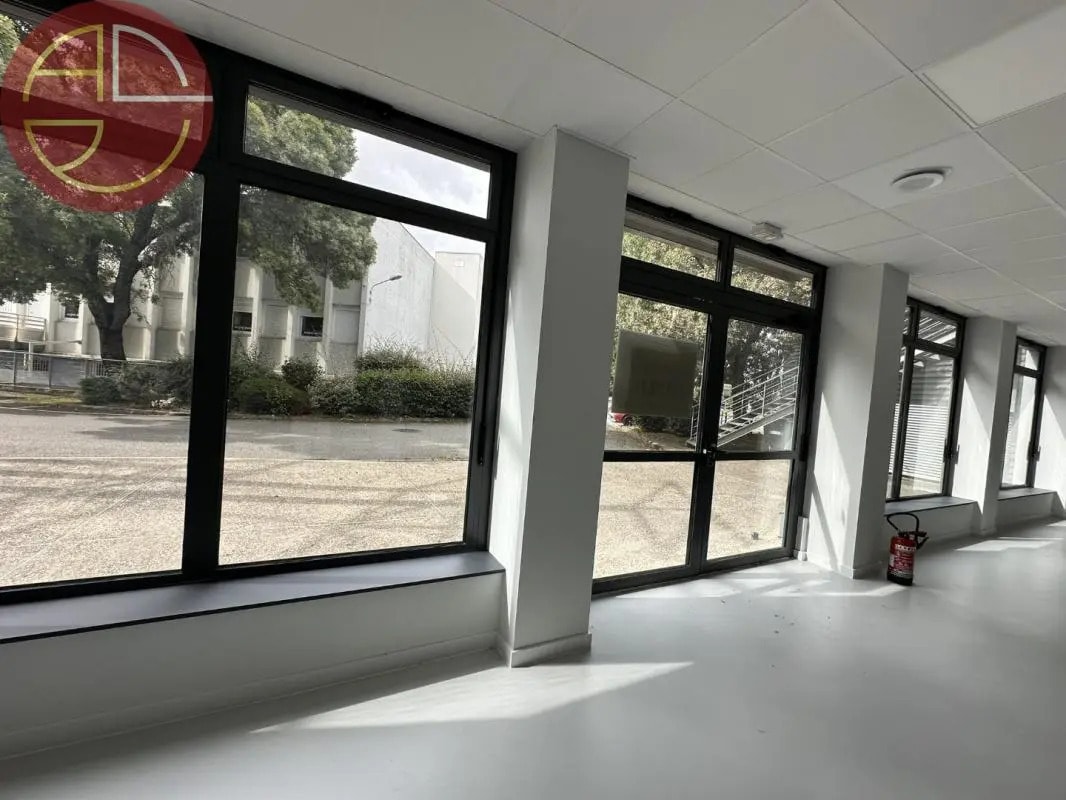Retail in Labège for lease Building Photo- Image 1 of 11