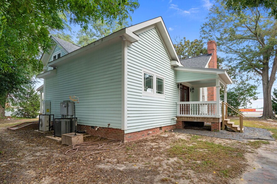 202 W Main St, Sanford, NC à louer - Photo du bâtiment - Image 3 de 61