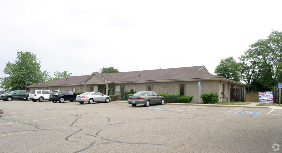 4960 Higbee Ave NW, Canton, OH à louer - Photo du bâtiment - Image 3 de 4