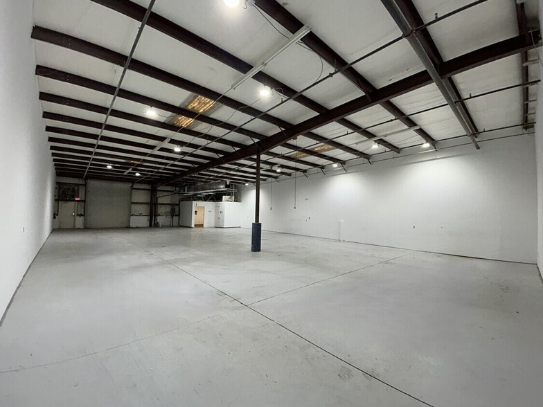 6557 Garden Rd, Riviera Beach, FL for lease - Building Photo - Image 3 of 21