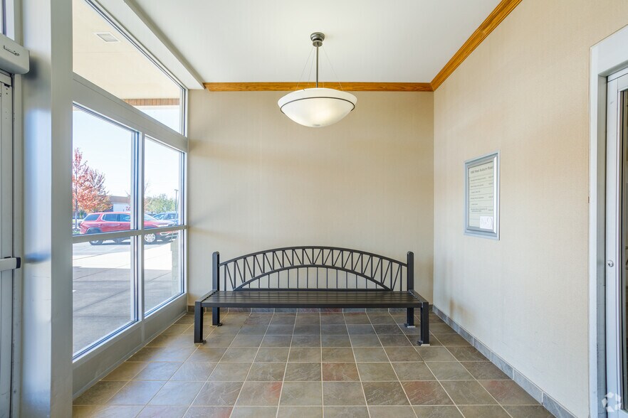 1886 W Auburn Rd, Rochester Hills, MI à louer - Hall d’entrée - Image 3 de 12