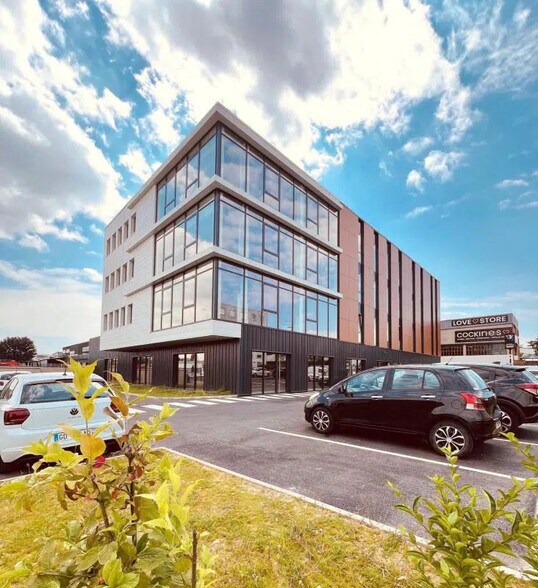 Office in Plaisir for lease - Building Photo - Image 1 of 7