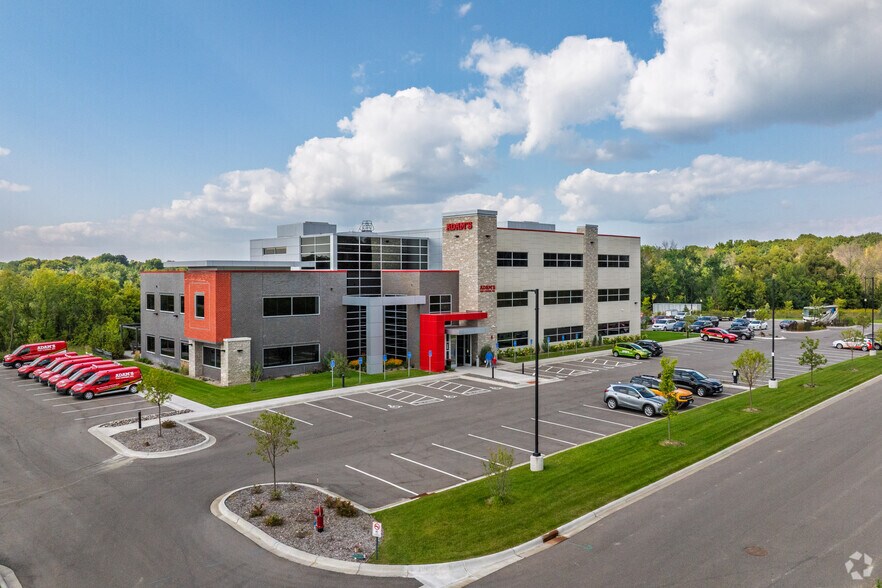 2900 Eagle Bluff Cir, Medina, MN for lease - Primary Photo - Image 1 of 4