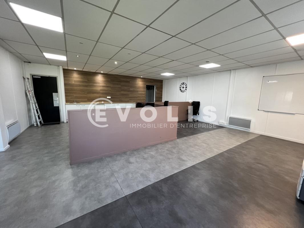 Office in Neuilly-Plaisance for lease Interior Photo- Image 1 of 10