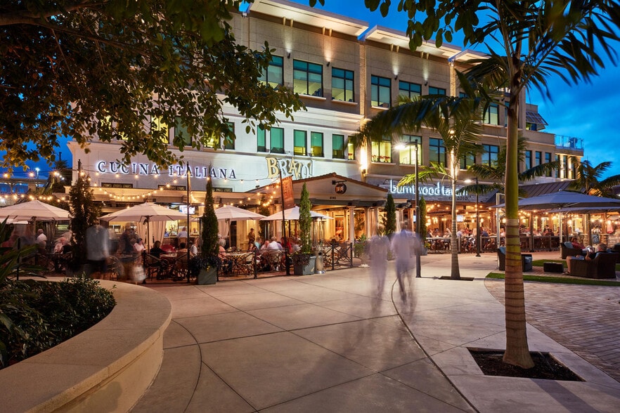 9118 Strada Pl, Naples, FL à louer - Photo du bâtiment - Image 2 de 11