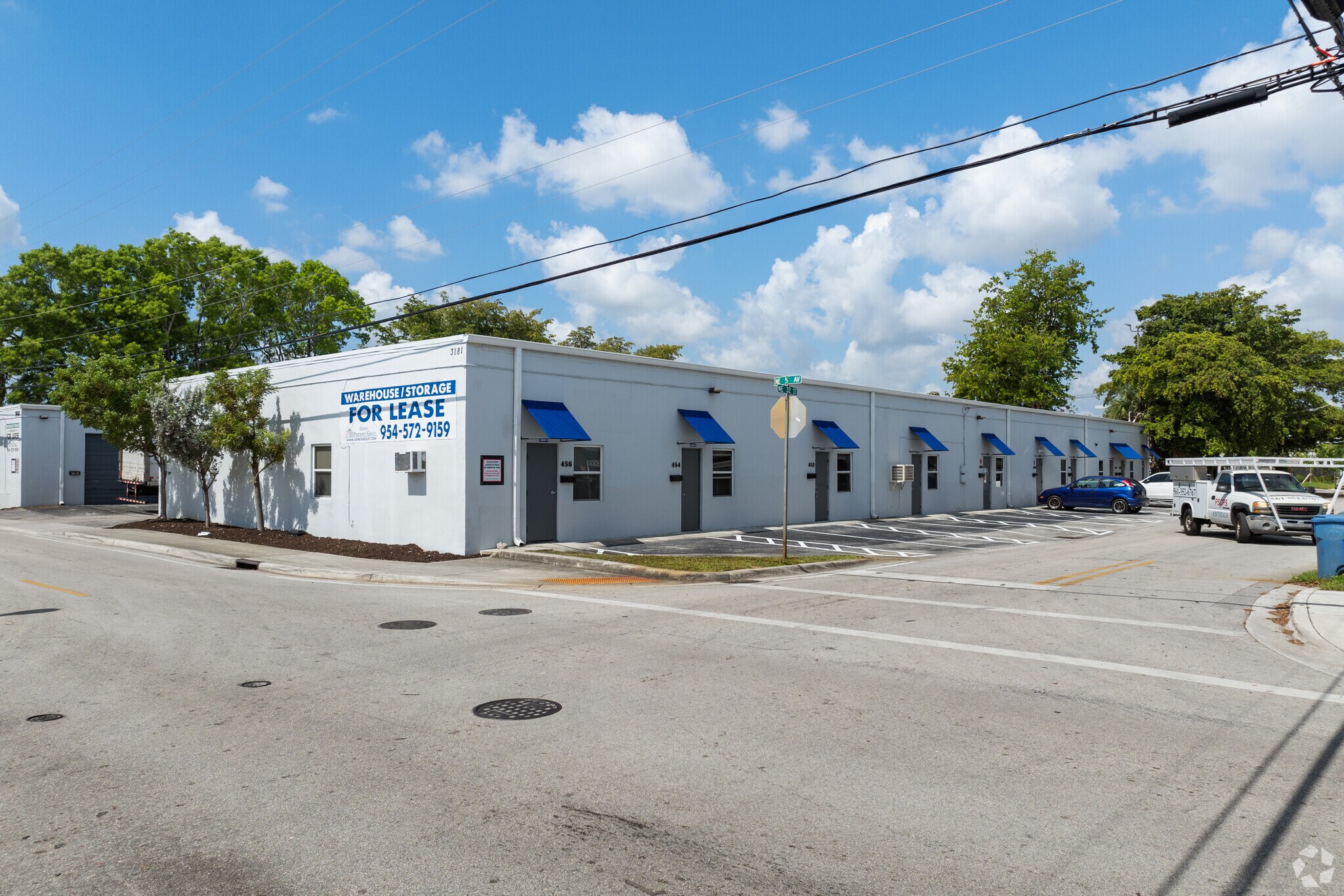 3161-3181 NE 5th Ave, Oakland Park, FL à louer Photo du bâtiment- Image 1 de 7