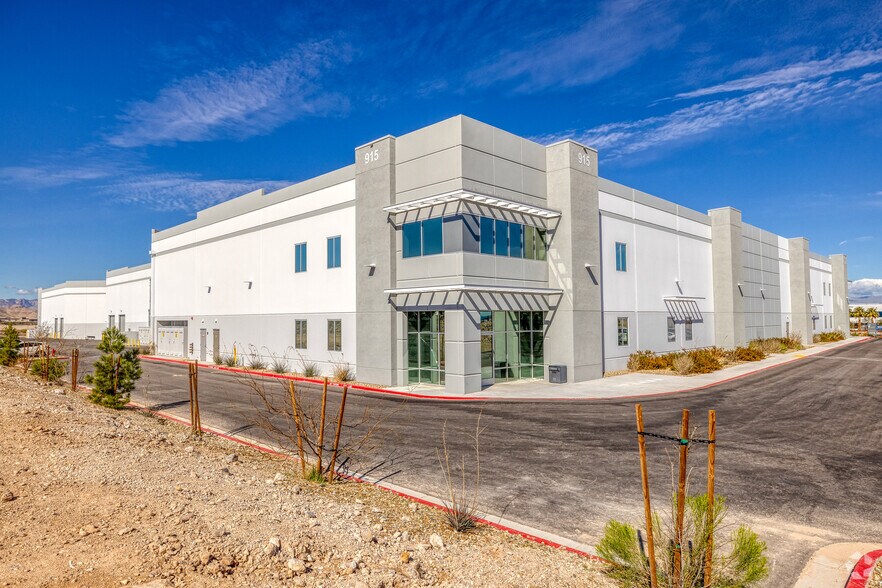 915 E Dale Ave, Henderson, NV for sale - Primary Photo - Image 1 of 6