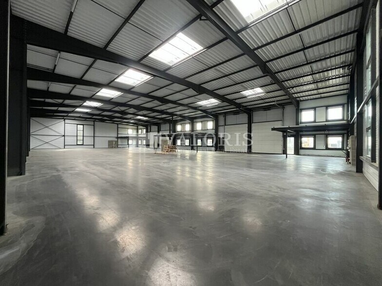 Flex in Villefranche-sur-Saône for lease - Interior Photo - Image 2 of 4