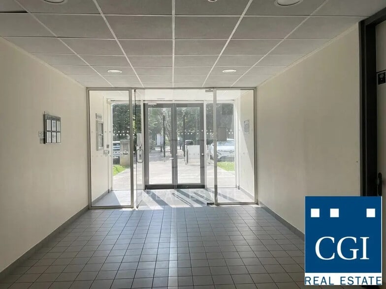 Office in Eybens for lease - Lobby - Image 2 of 4