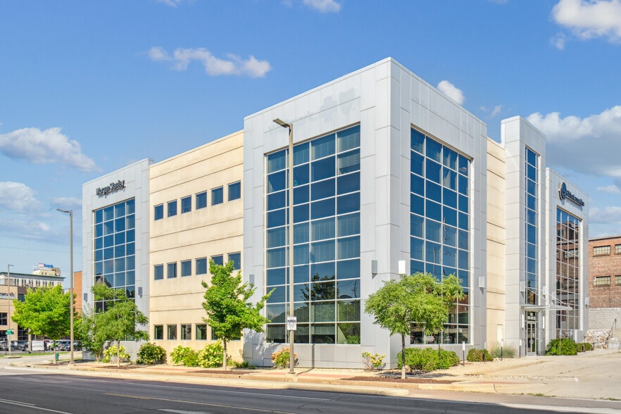 600 3rd Ave SE, Cedar Rapids, IA à vendre - Photo du bâtiment - Image 3 de 10