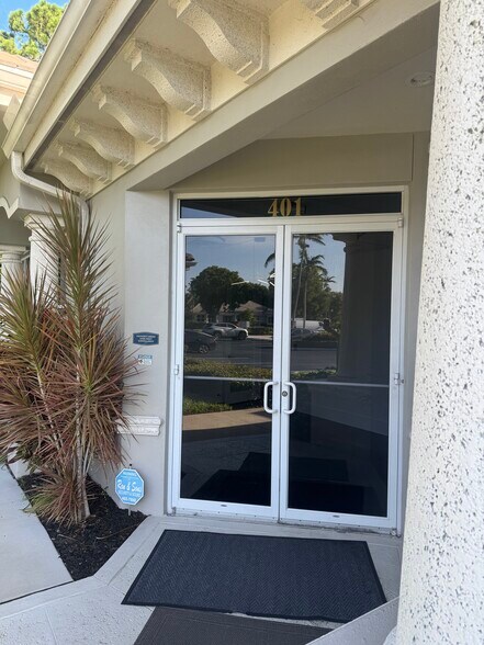 13730 Cypress Terrace Cir, Fort Myers, FL à vendre - Photo du bâtiment - Image 3 de 26