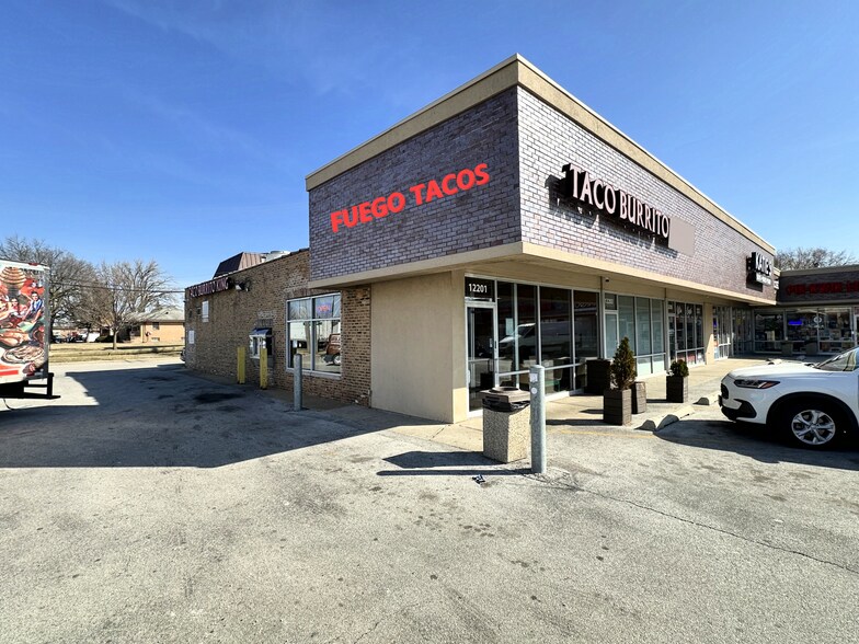 12201-12217 S Pulaski Rd, Alsip, IL à louer - Photo du bâtiment - Image 3 de 9