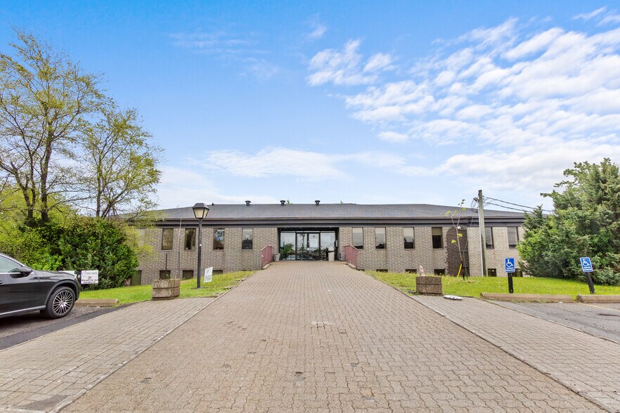 3400 Rue du Marché, Dollard-des-Ormeaux, QC à louer - Photo du bâtiment - Image 2 de 10