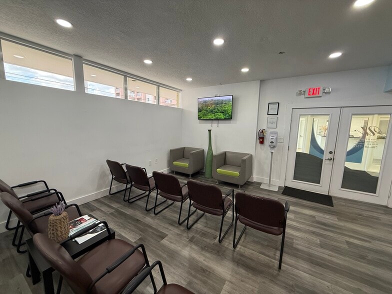 Little Havana Office/Resi Portfolio portfolio of 2 properties for sale on LoopNet.ca - Building Photo - Image 2 of 15