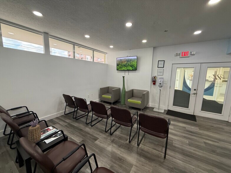 Little Havana Office/Resi Portfolio portefeuille de 2 propriétés à vendre sur LoopNet.ca - Photo du bâtiment - Image 2 de 15