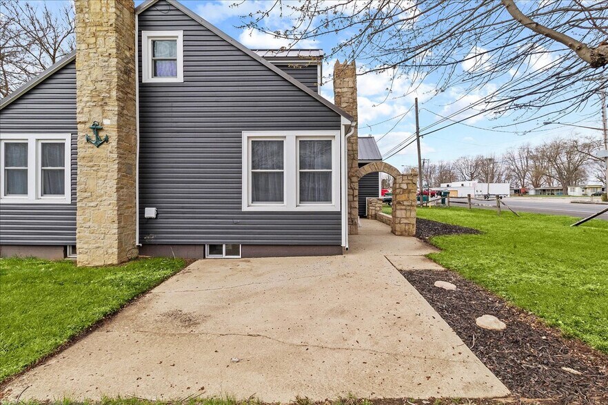 8119 OH-366, Russells Point, OH à vendre - Photo du bâtiment - Image 2 de 12