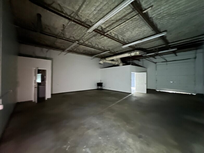 4161-4215 S 33rd West Ave, Tulsa, OK à louer - Photo du bâtiment - Image 3 de 9