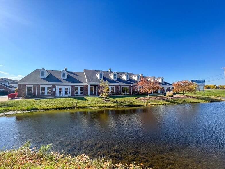 33 W Higgins Rd, South Barrington, IL à louer - Photo du bâtiment - Image 2 de 8