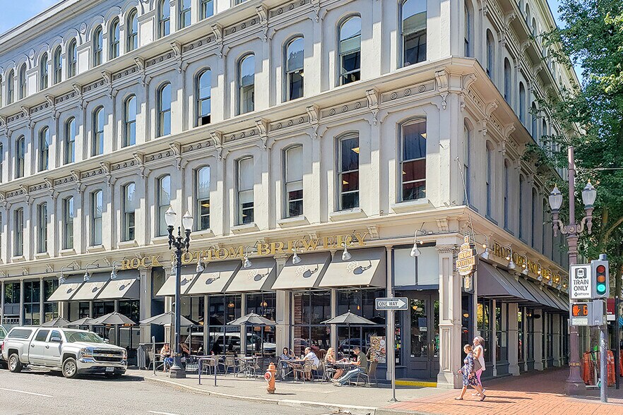 210 SW Morrison St, Portland, OR à louer - Photo du bâtiment - Image 1 de 2