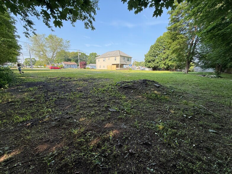 418 Wilbur Ave, Swansea, MA à louer - Photo du bâtiment - Image 3 de 3