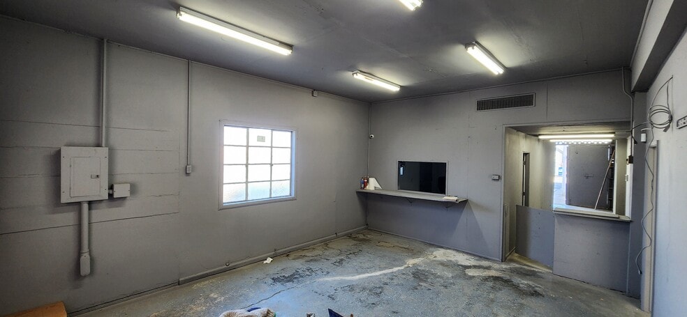 45044 Yucca Ave, Lancaster, CA for lease - Interior Photo - Image 2 of 11