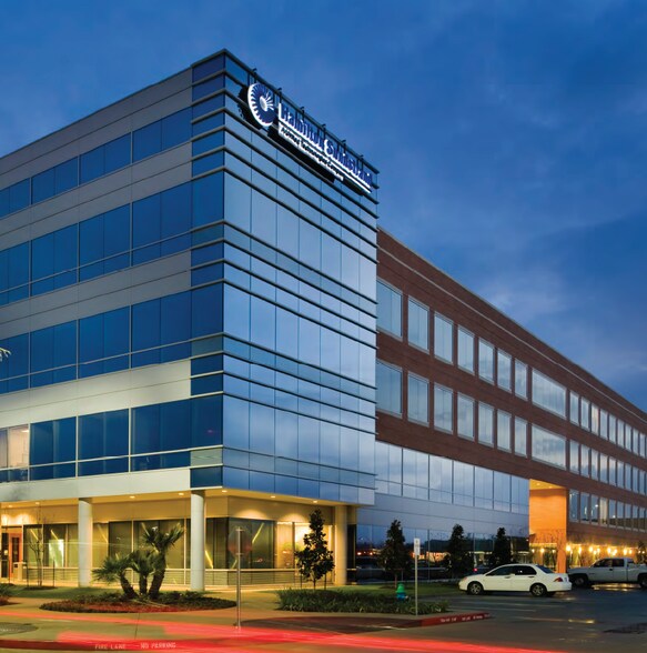 18050 Saturn Ln, Houston, TX for lease - Building Photo - Image 2 of 9