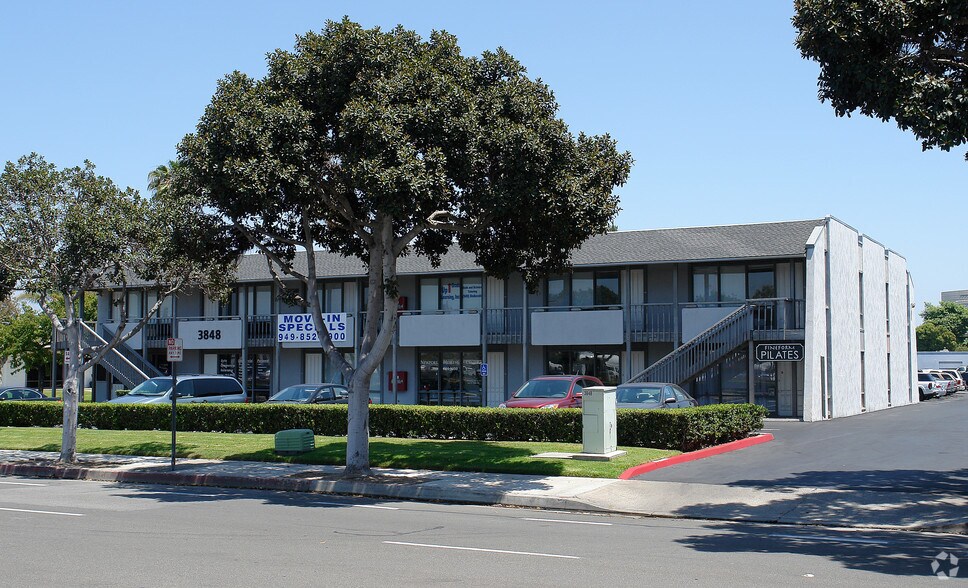 3848 Campus Dr, Newport Beach, CA à louer - Photo du bâtiment - Image 1 de 7