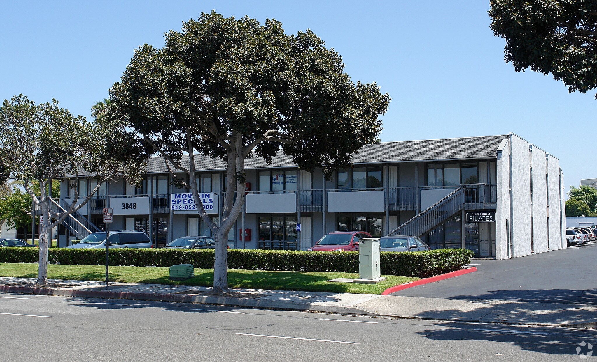 3848 Campus Dr, Newport Beach, CA à louer Photo du bâtiment- Image 1 de 8
