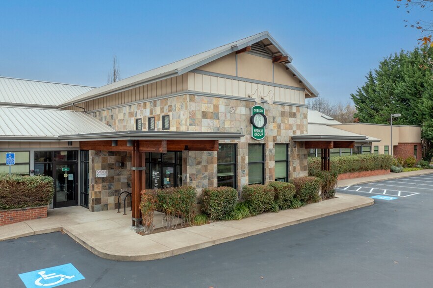 4135 Quest Dr, Eugene, OR à vendre - Photo du bâtiment - Image 2 de 15