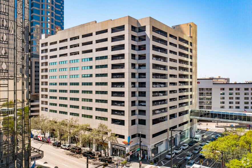 203 N Ashley Dr, Tampa, FL à louer - Photo du bâtiment - Image 2 de 8