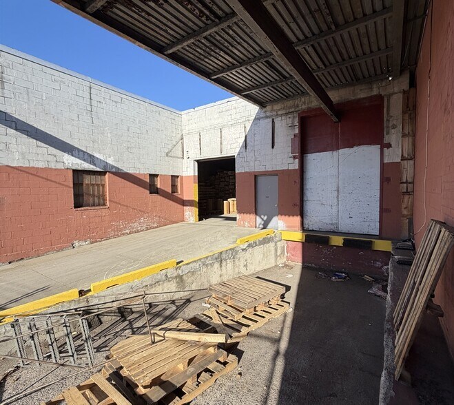 78-09 Cooper Ave, Middle Village, NY à vendre - Photo du bâtiment - Image 3 de 3