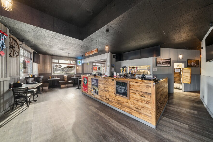 2015 1st St, Tillamook, OR à vendre - Photo du bâtiment - Image 2 de 35