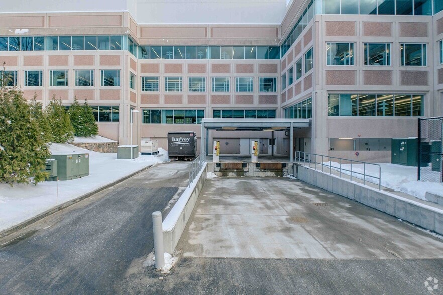 880 Winter St, Waltham, MA for lease - Building Photo - Image 2 of 5