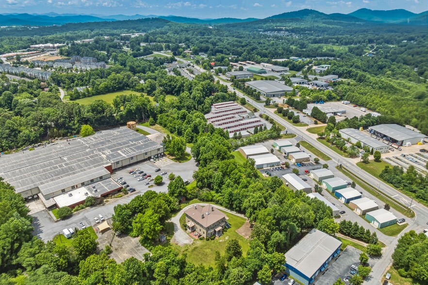 31 Meadows Blake House Ln, Fletcher, NC for sale - Building Photo - Image 3 of 16