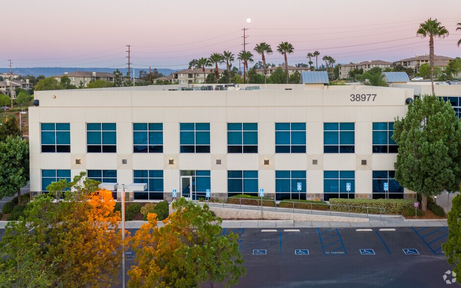 38975 Sky Canyon Dr, Murrieta, CA à louer - Photo du bâtiment - Image 2 de 13