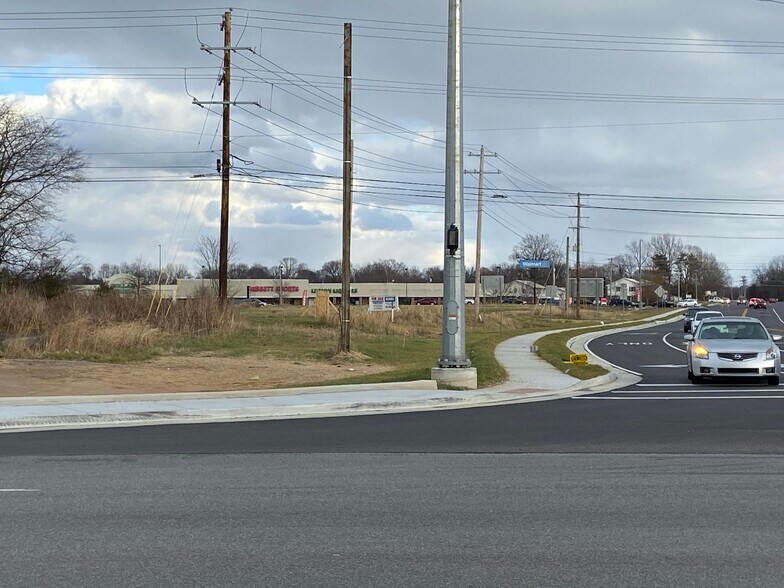 KY Hwy 911 & Thompsonville Lane, Oak Grove, KY à louer - Photo du bâtiment - Image 1 de 1