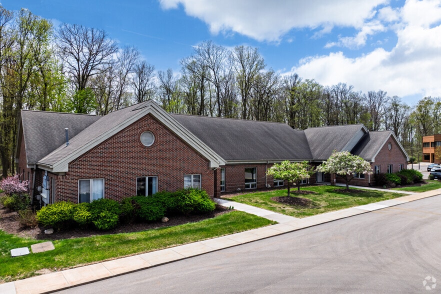 2479 Woodlake Cir, Okemos, MI à louer - Photo du bâtiment - Image 1 de 10