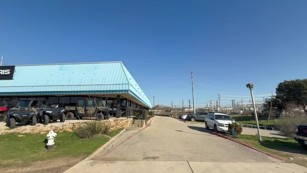 13700 N Stemmons Fwy, Farmers Branch, TX à louer - Vidéo sur l’inscription commerciale - Image 2 de 23
