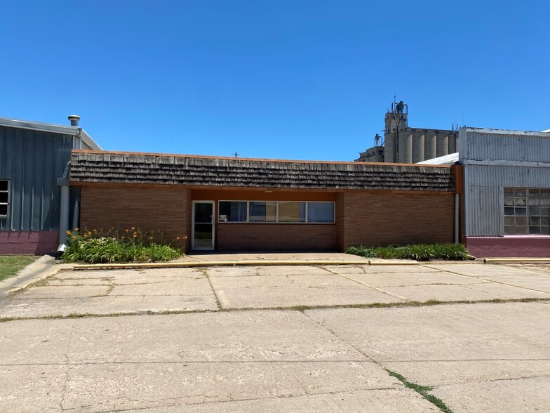 412 N Chestnut St, Mcpherson, KS for sale - Building Photo - Image 2 of 40