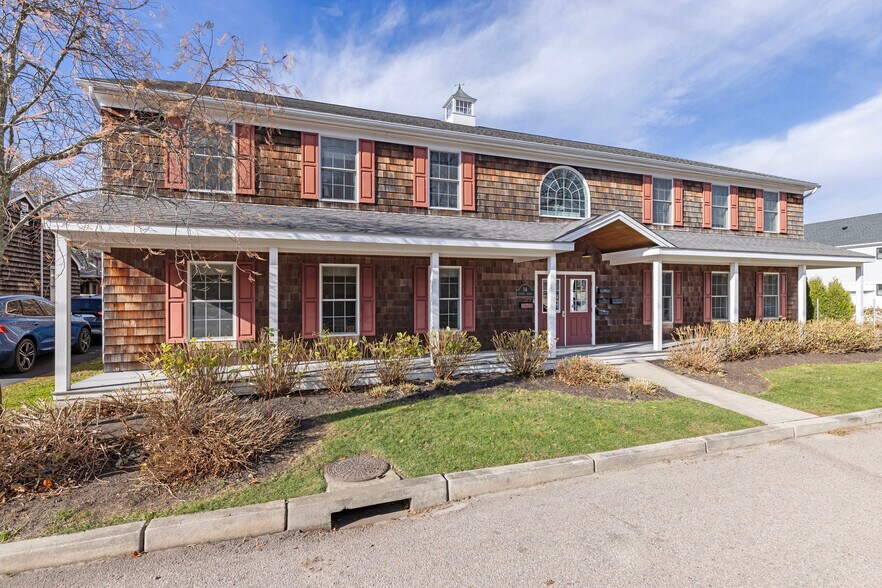 14 Clinton Ave, Jamestown, RI à vendre - Photo du bâtiment - Image 2 de 36