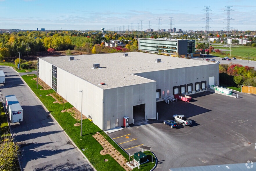 899 Ages Dr, Ottawa, ON à louer - Photo du bâtiment - Image 3 de 4