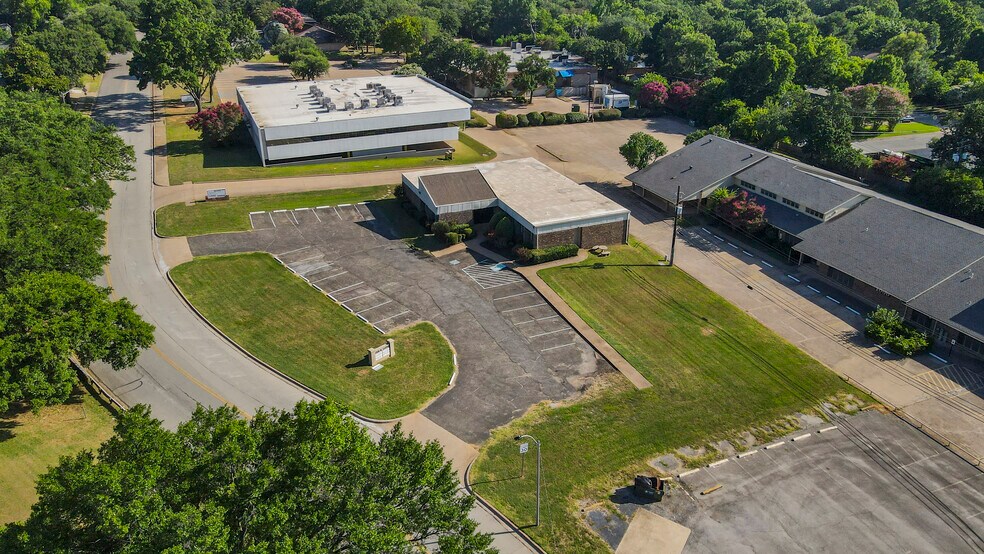 1008 N Davis Dr, Arlington, TX à vendre - Photo du bâtiment - Image 2 de 7