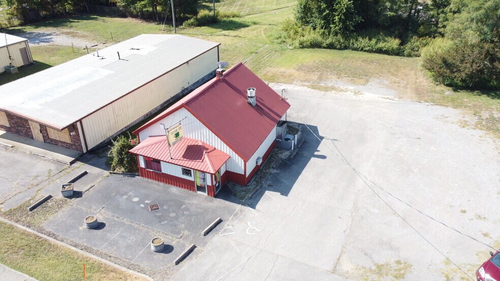 451 N Wilson Rd, Radcliff, KY à vendre - Photo du bâtiment - Image 2 de 19