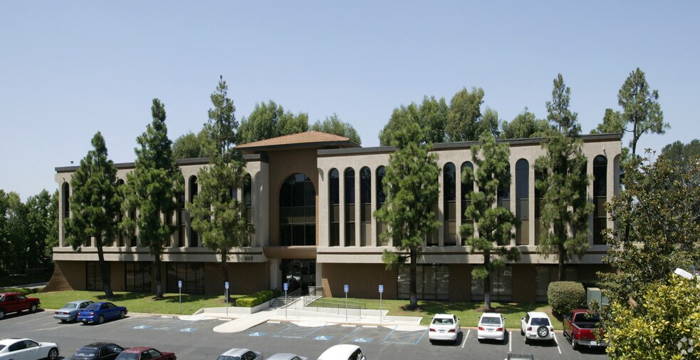 515 N Cabrillo Park Dr, Santa Ana, CA à louer - Photo du bâtiment - Image 2 de 5