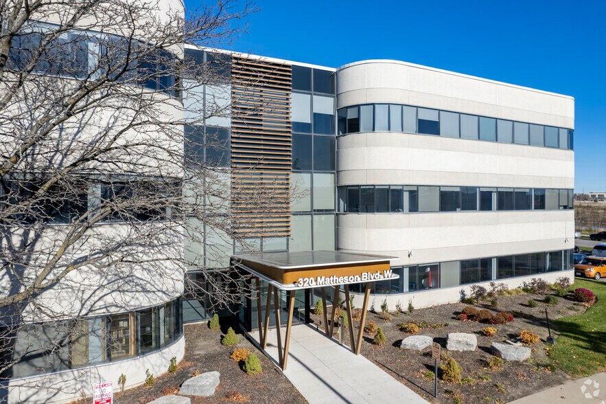 320 Matheson Blvd W, Mississauga, ON à louer - Photo du bâtiment - Image 3 de 14