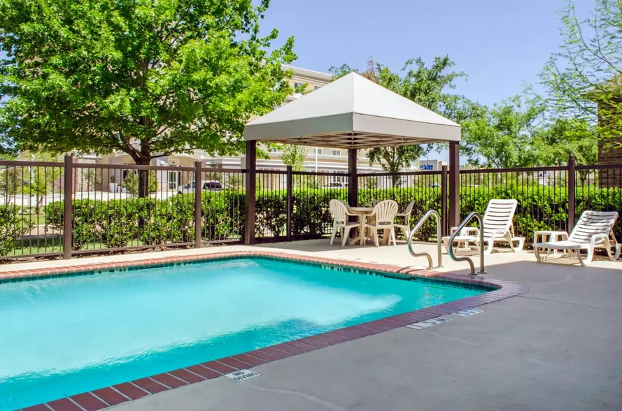 30 Louis Prima Dr, Covington, LA à vendre - Photo du bâtiment - Image 3 de 23