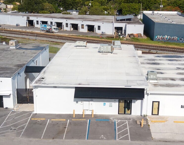 12250 NE 13th Ct, North Miami, FL à louer - Photo du bâtiment - Image 2 de 19