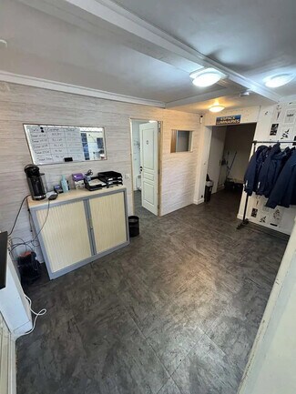 More details for 14 Place De L'Europe, Émerainville - Retail for Lease