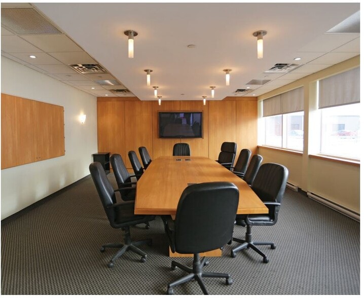 9260-9300 Blvd Henri Bourassa W, Montréal, QC à louer - Photo intérieure - Image 2 de 9